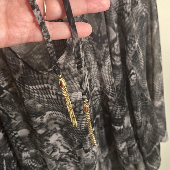 Jennifer Lopez Black and Gray Blouse - Picture 5 of 7